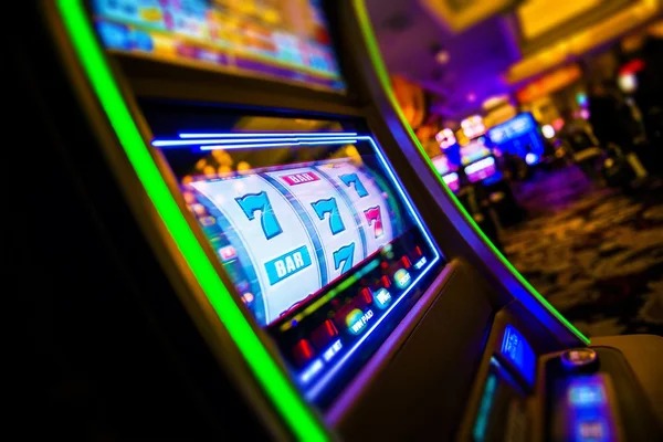 jayajp Qiu Qiu table displayed on mobile phone with betting buttons and live dealer feed